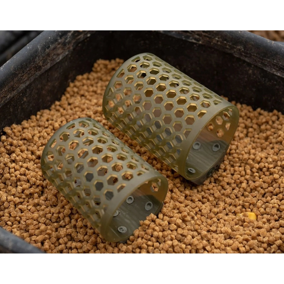 Twee Preston ICS Bait Up Feeders op fijn voer