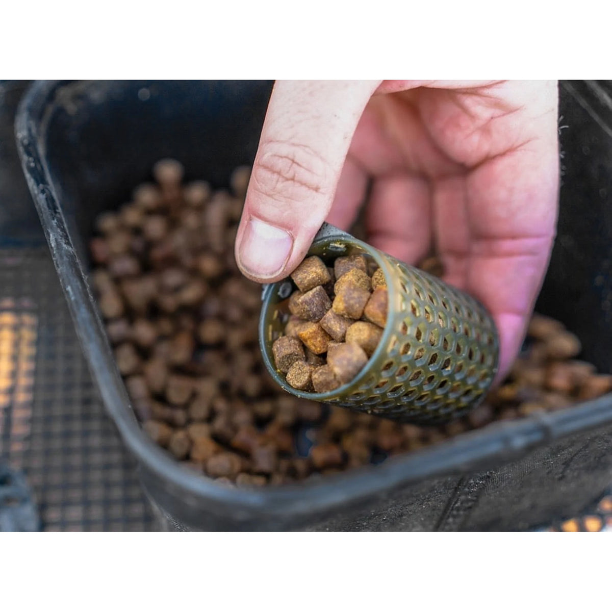Preston ICS Bait Up Feeder wordt met pellets gevuld