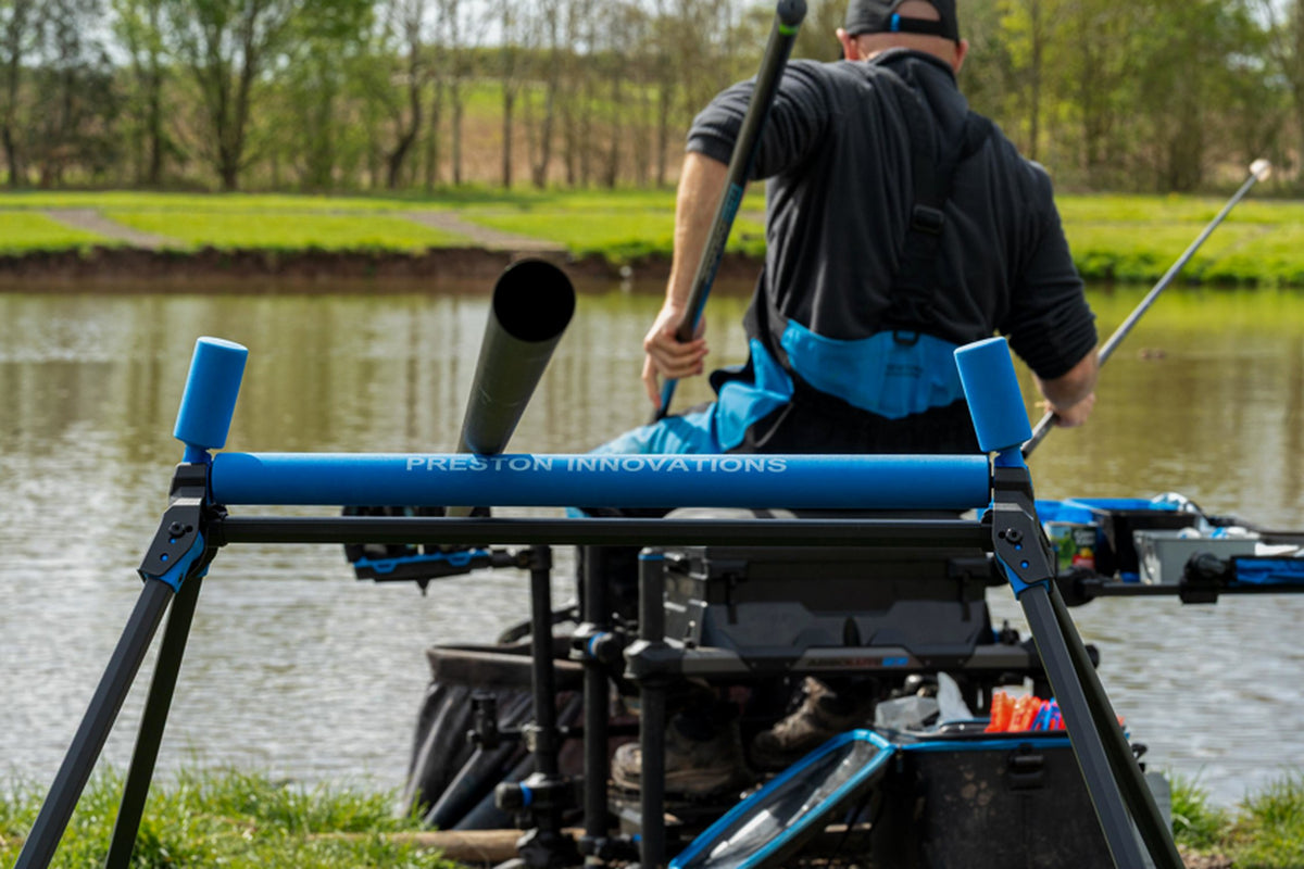Preston Ignition Pole Rollers – afsteekroller achter de zitkist van een visser aan het water