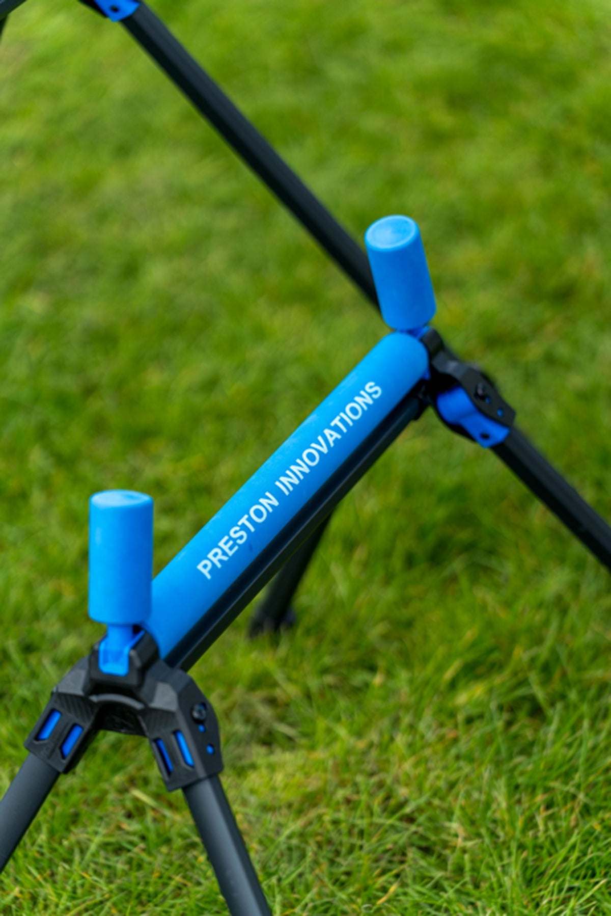 Preston Ignition Pole Rollers – schuin bovenaanzicht van de blauwe roller met Preston Innovations-opdruk
