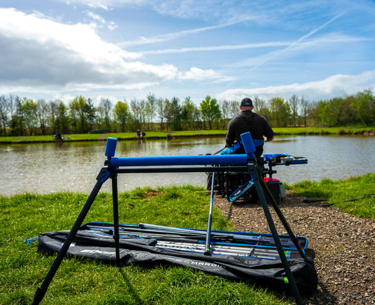 Preston Ignition Pole Rollers – afsteekrollers opgesteld voor een visser aan de vijver