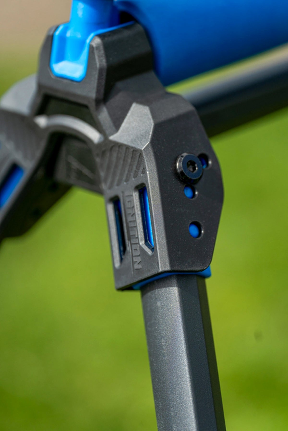 Preston Ignition Pole Rollers – close-up van het zwarte scharnier en de blauwe vergrendeling aan de roller