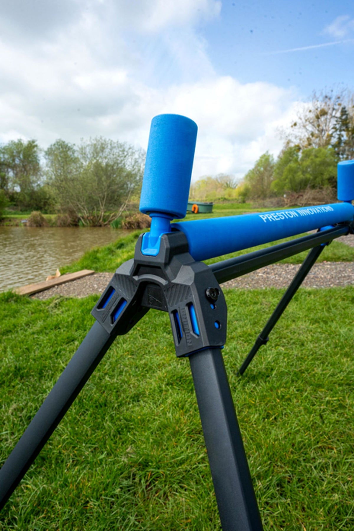 Preston Ignition Pole Rollers – zijaanzicht van de blauwe eindrol en de zwarte pootbevestiging aan het water