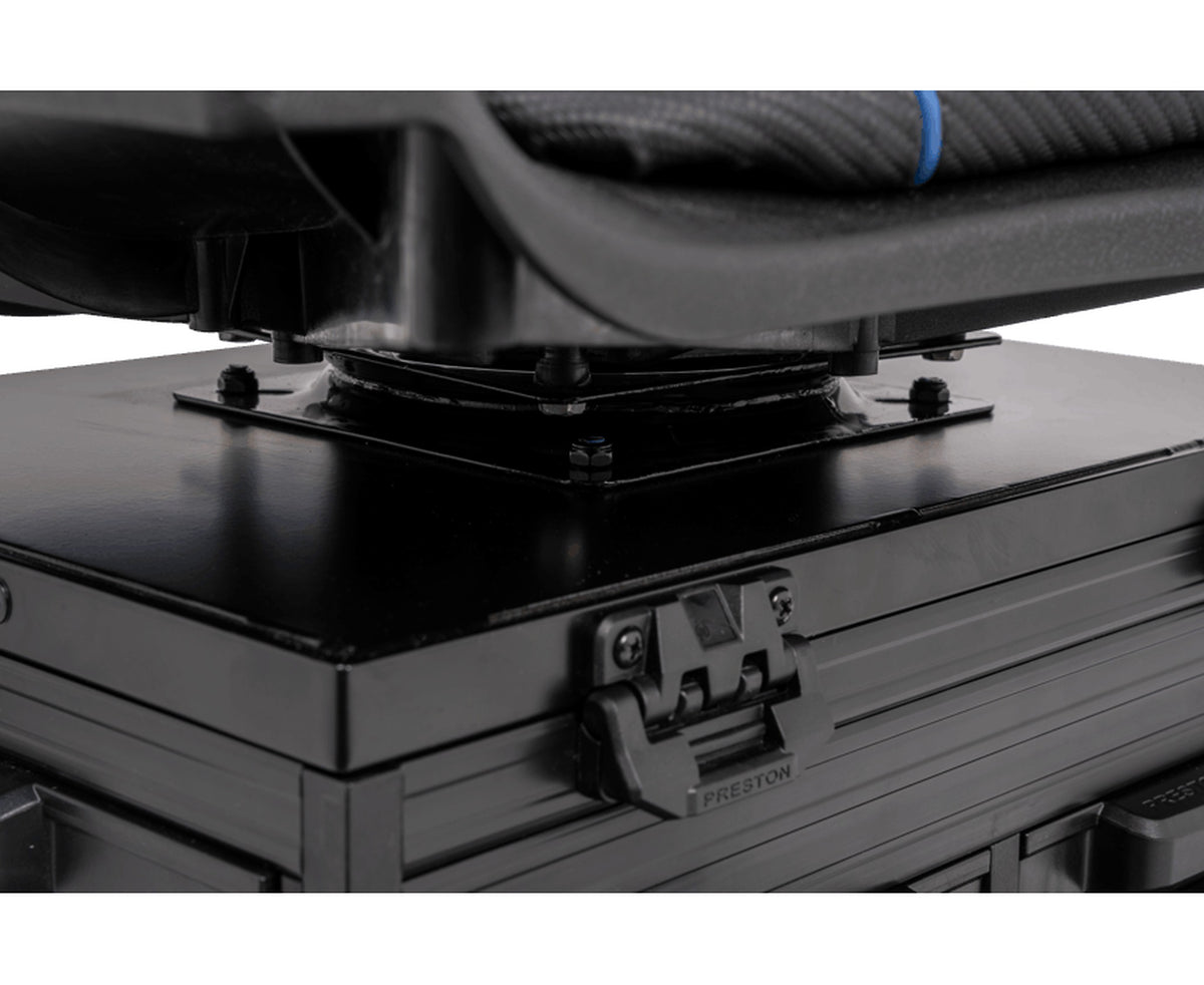 Close-up van de draaivoet onder de stoel en de Preston-sluiting van de Ignition SL 360 Seatbox
