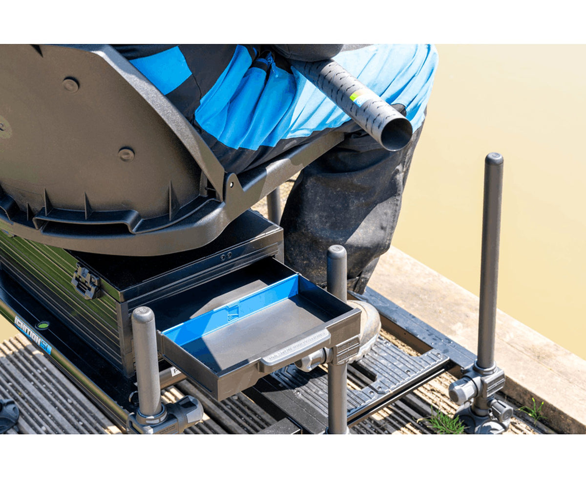 Geopende lade van de Preston Ignition SL 360 Seatbox tijdens het vissen met zicht op stoel en voetplaat