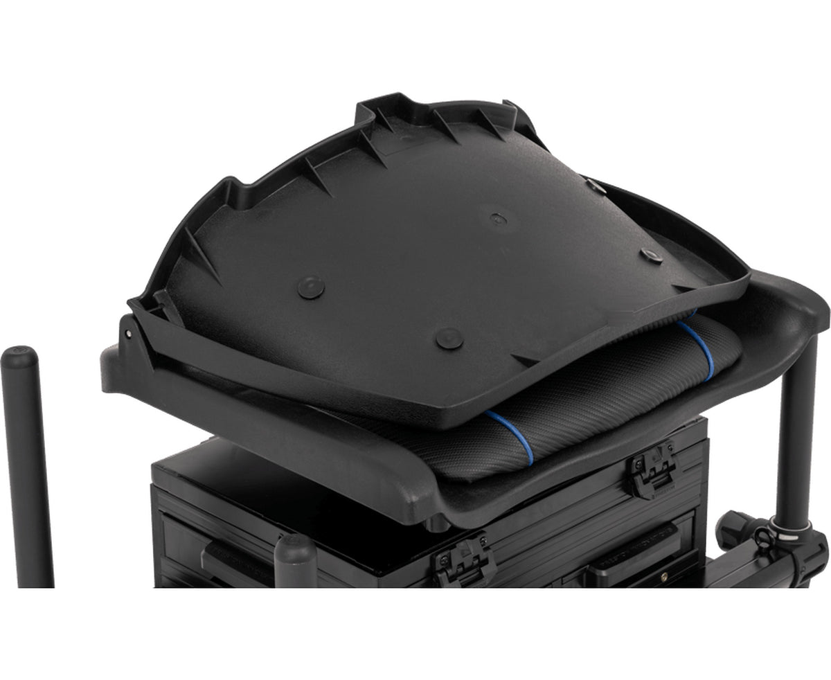 Detail van de ingeklapte stoel van de Preston Ignition SL 360 Seatbox met blauwe kussenbiezen