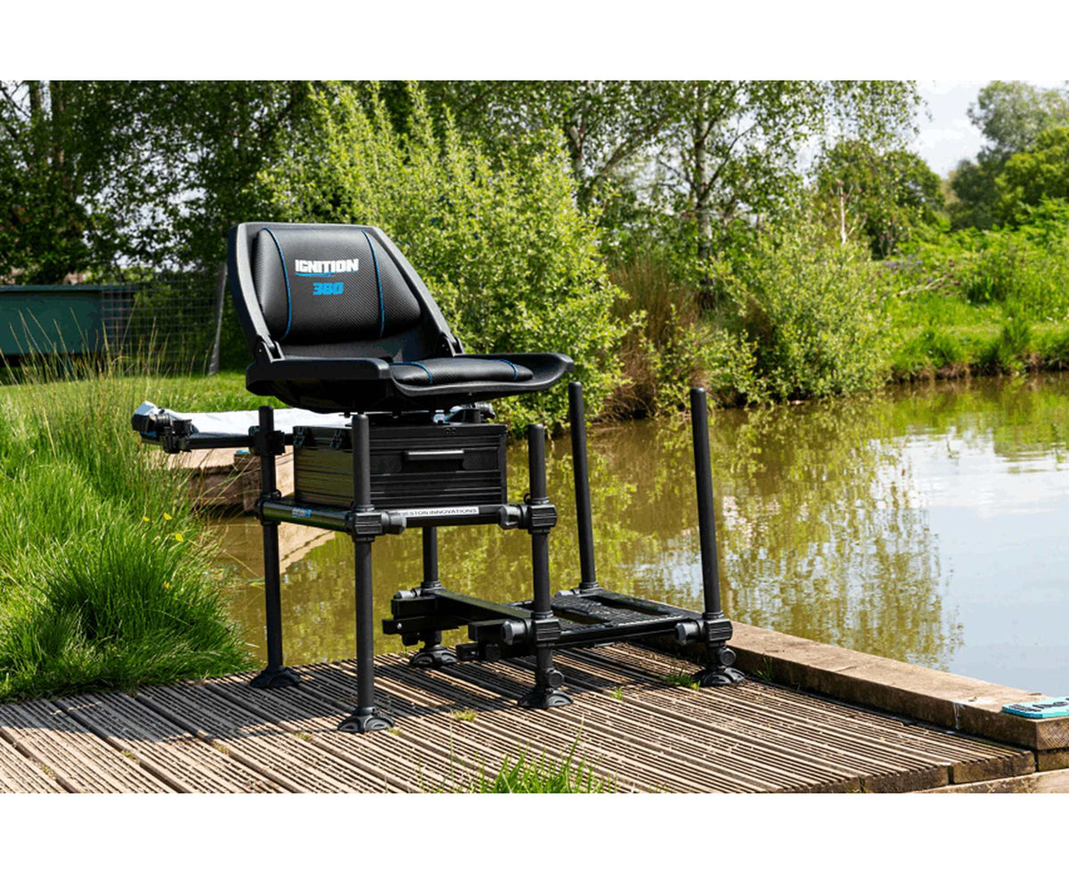 Preston Ignition SL 360 Seatbox met draaistoel en voetplaat opgesteld op een vissteiger aan het water