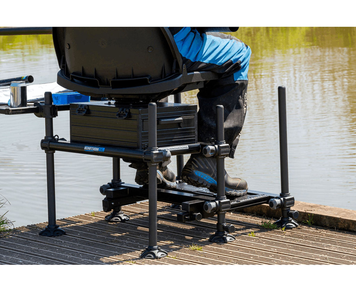 Preston Ignition SL 360 Seatbox van achteren tijdens gebruik met zicht op frame, poten en voetplaat