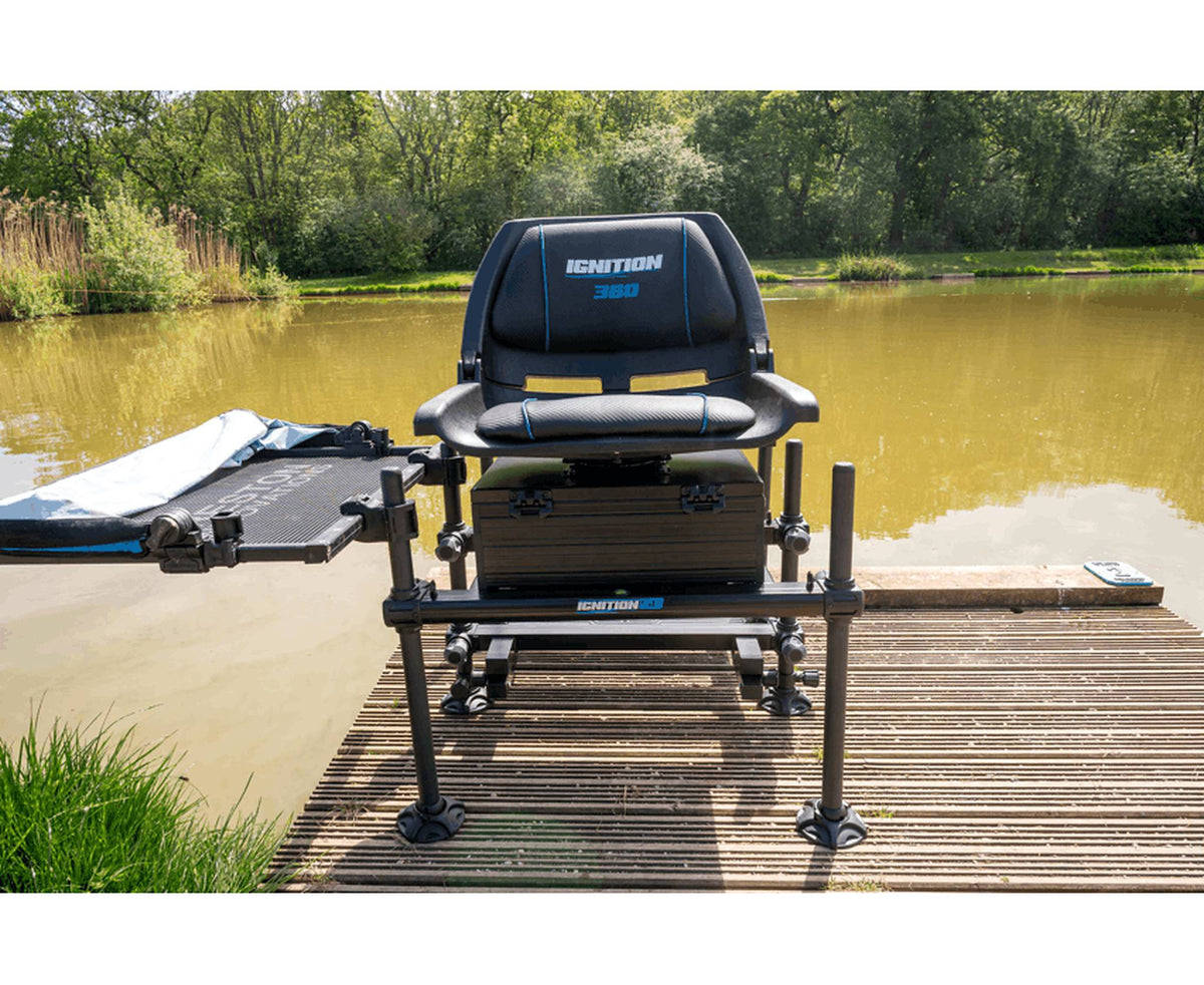 Vooraanzicht van de Preston Ignition SL 360 Seatbox op een vissteiger met de stoel naar voren gedraaid