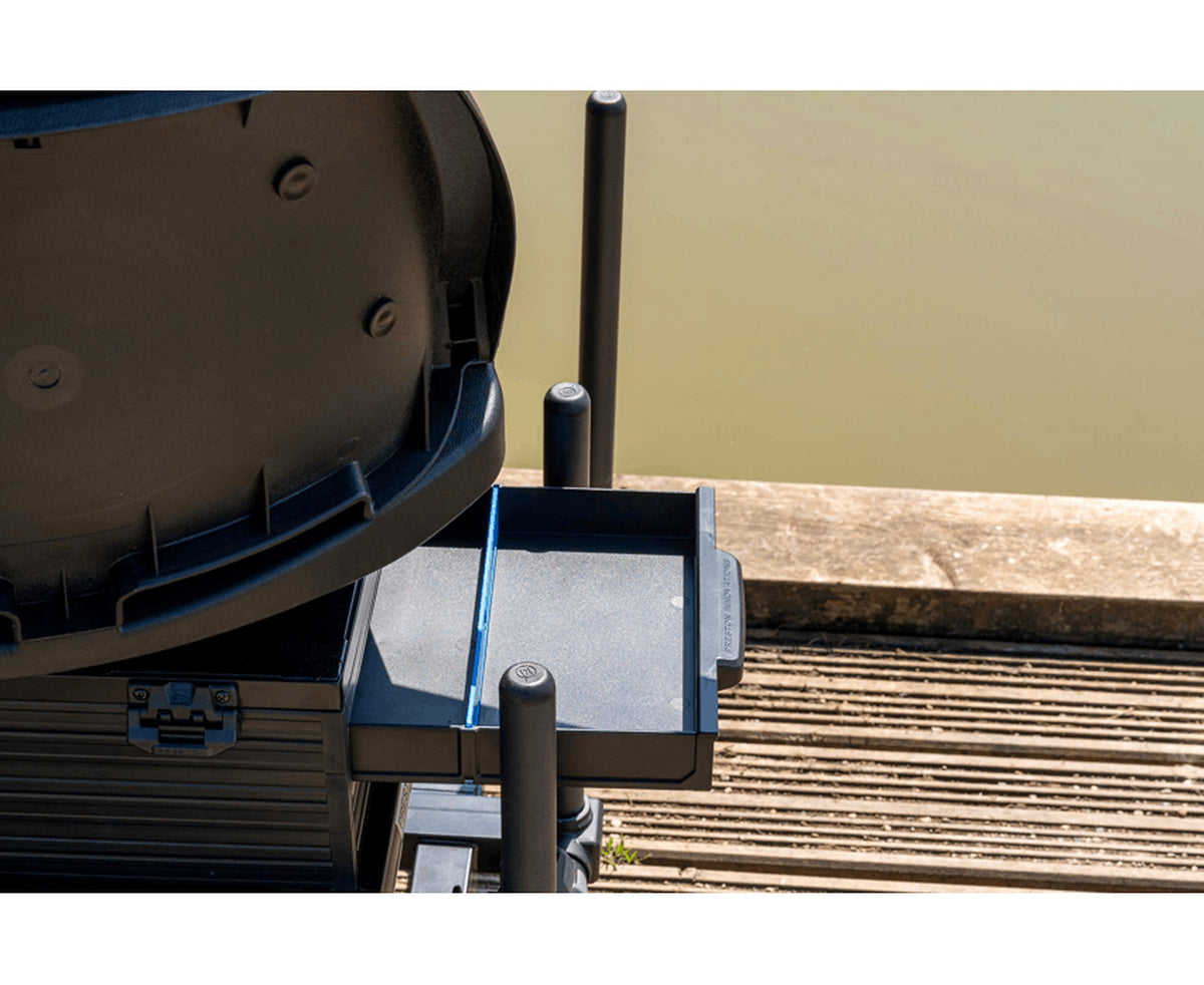 Close-up van de uitgeschoven zijlade van de Preston Ignition SL 360 Seatbox naast de draaistoel aan het water