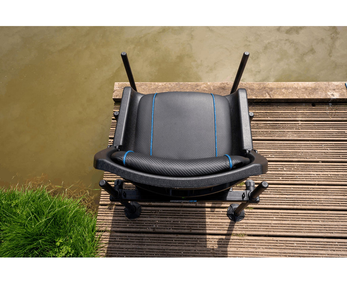 Bovenaanzicht van de gevoerde zitting met blauwe biezen van de Preston Ignition SL 360 Seatbox op een steiger