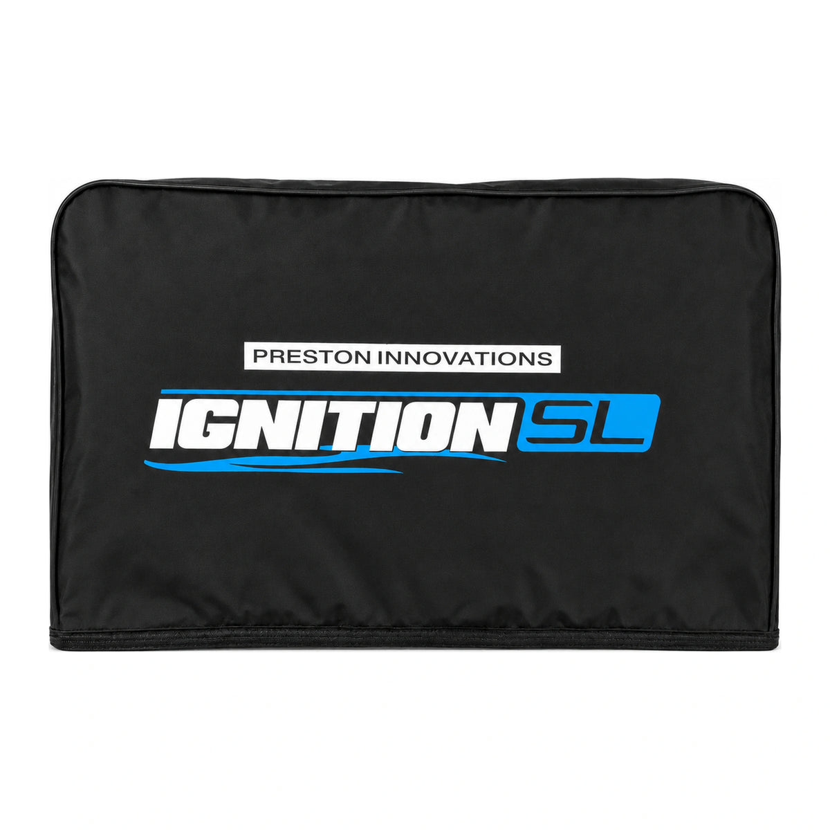 Preston Ignition SL Seat Cover – zwarte beschermhoes voor de zitkist met wit-blauwe opdruk