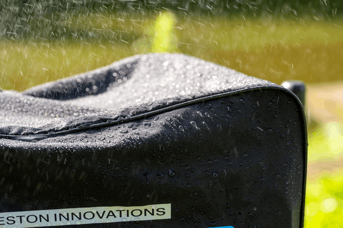Preston Ignition SL Seat Cover – waterdruppels op de zwarte stof en de bovennaad van de beschermhoes