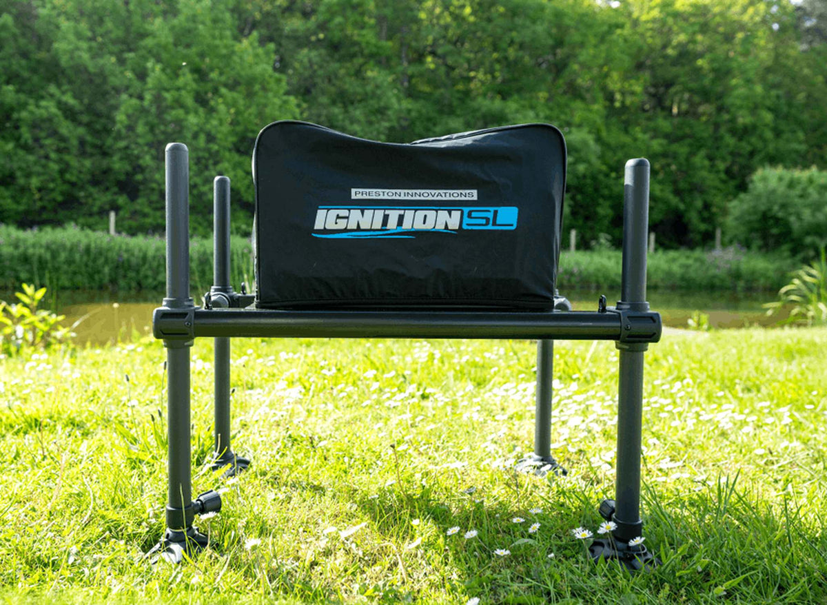 Preston Ignition SL Seat Cover – volledige zitkist met beschermhoes buiten op het gras