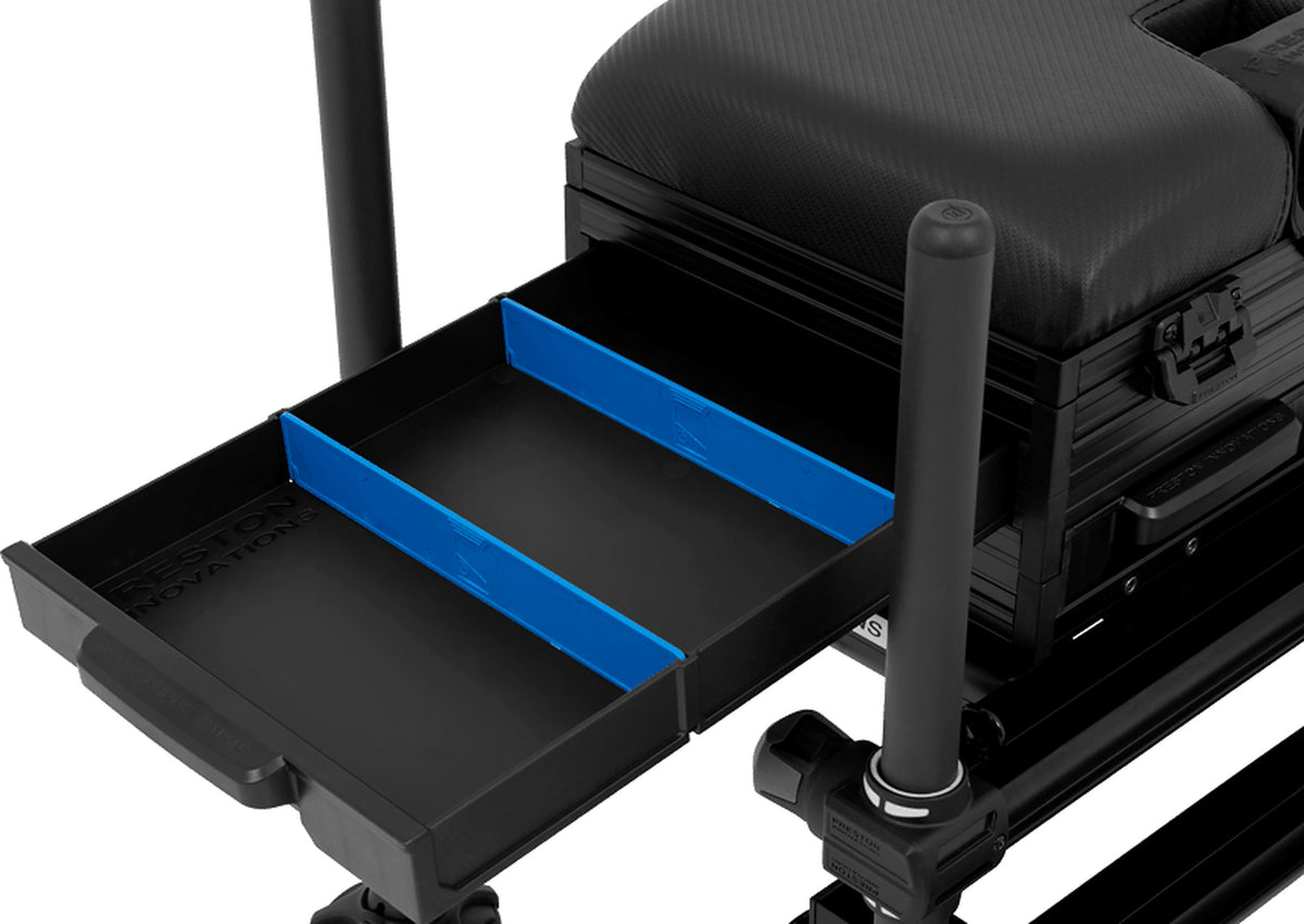 Preston Ignition SL Seatbox – uitgeschoven lade met twee blauwe vakverdelers naast de pootklem en gevoerde zitting