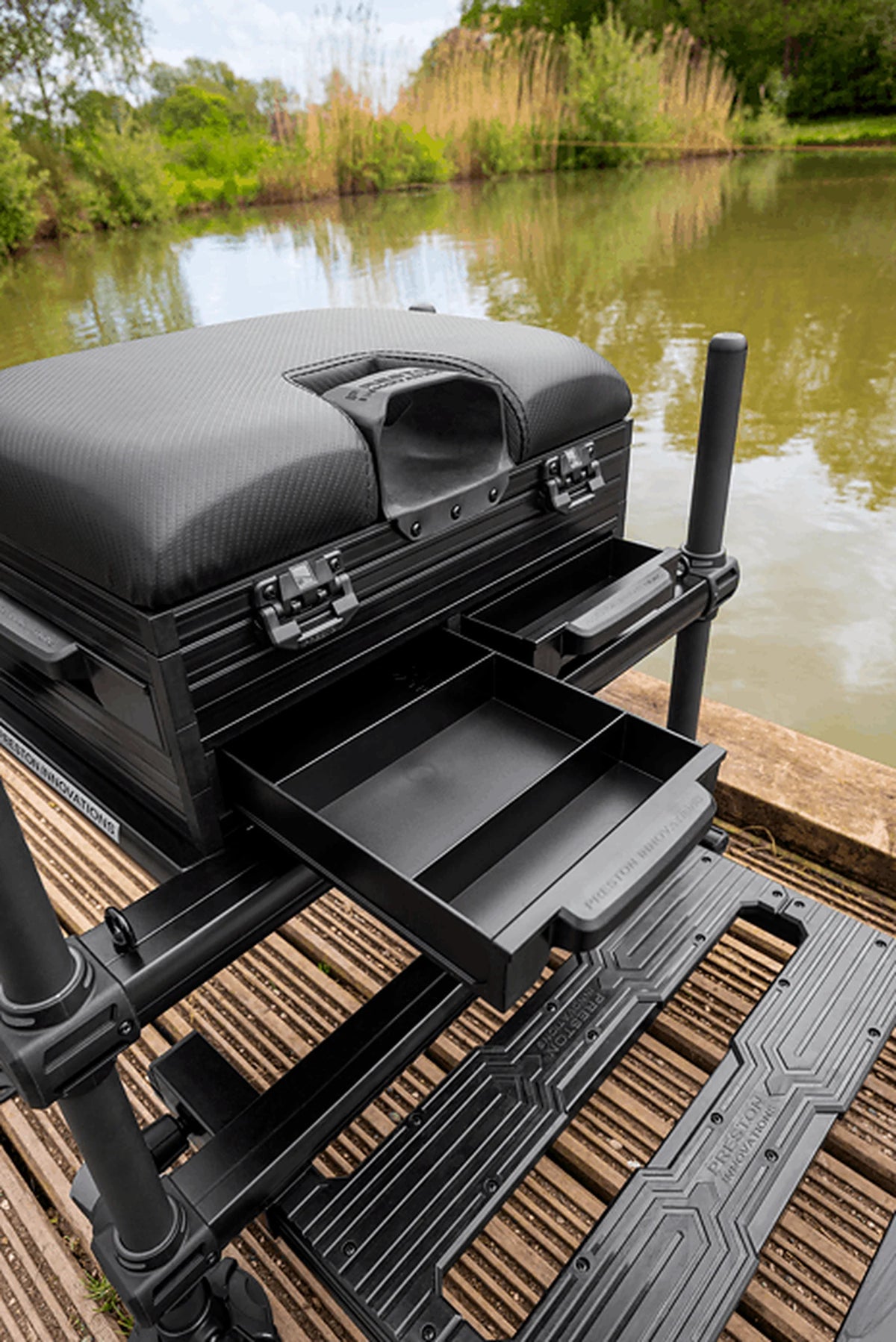 Preston Ignition SL Seatbox – geopende voorladen met vakverdeling en voetenplateau op de vissteiger