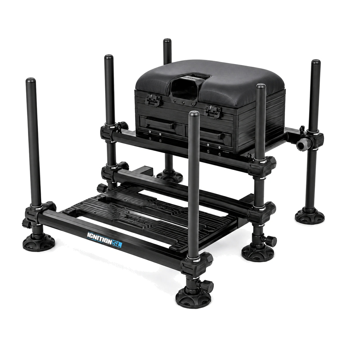 Preston Ignition SL Seatbox P0120038 – volledige zwarte zitkist met zes poten, twee voorladen en uitgeschoven voetenplateau