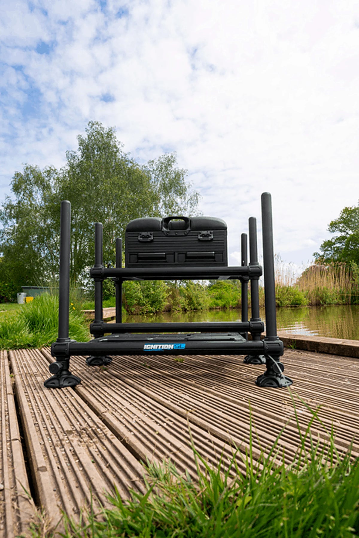 Preston Ignition SL Seatbox – vooraanzicht van de complete zitkist op een houten vissteiger aan het water