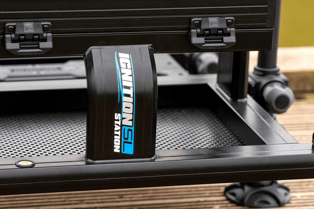 Preston Ignition Station SL Seatbox – detail van de draagband met modelopdruk, sluitclips en geperforeerd onderframe