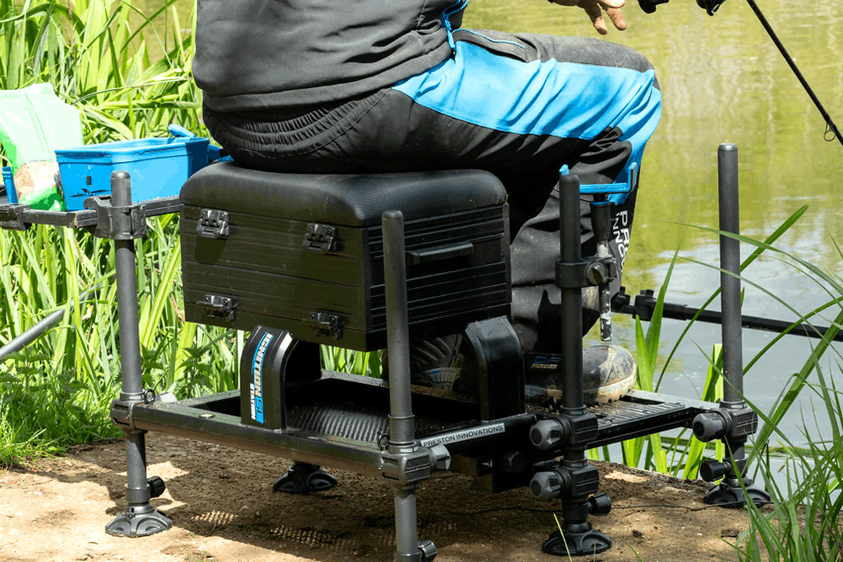 Preston Ignition Station SL Seatbox – gebruiksvoorbeeld van de zitkist en voetplaat tijdens het vissen aan de waterkant