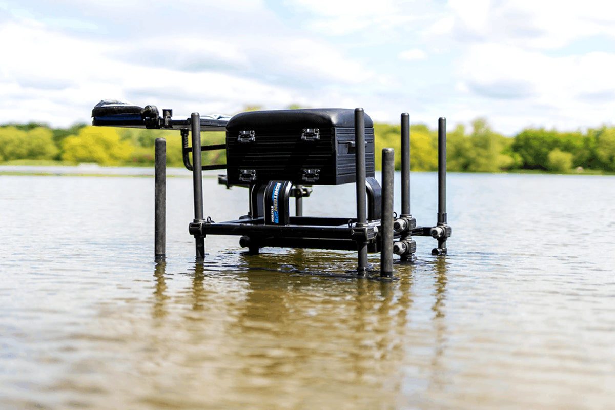 Preston Ignition Station SL Seatbox – volledig aanzicht van de zitkist met gemonteerde aastafel in ondiep water