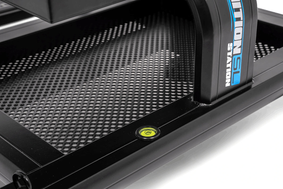Preston Ignition Station SL Seatbox – detail van de ingebouwde waterpas, het geperforeerde onderframe en de modelopdruk