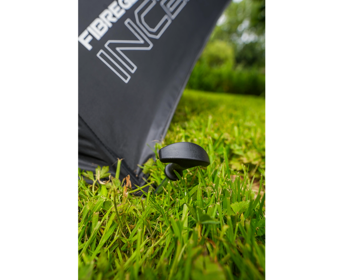 Preston Inception Fibreglass Flatback Brolly – detail van het bevestigingspunt bij de grond