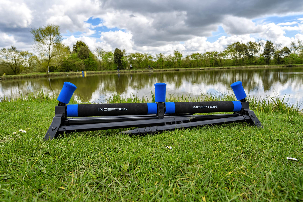Preston Inception Super Pro XL Flat Roller laag opgesteld met ingeklapte poten op gras