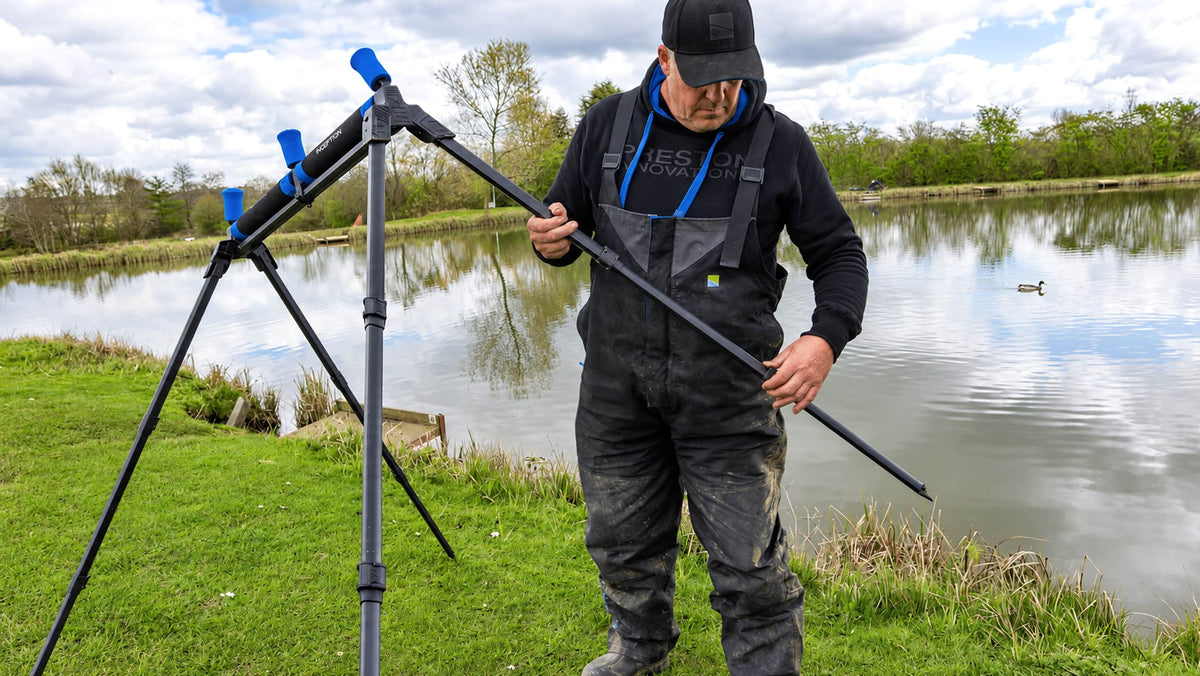 Preston Inception Super Pro XL Flat Roller met visser die een telescopische poot verstelt