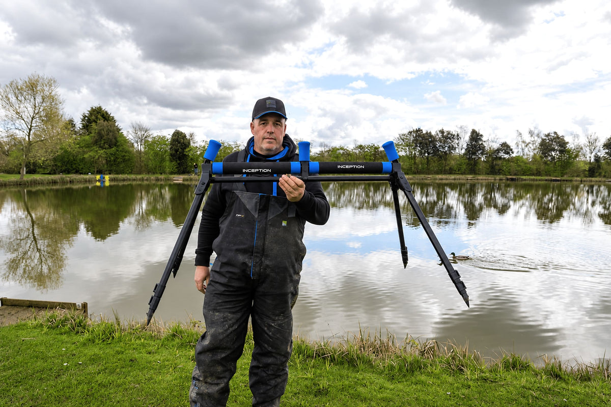 Preston Inception Super Pro XL Flat Roller gedragen door visser aan de waterkant