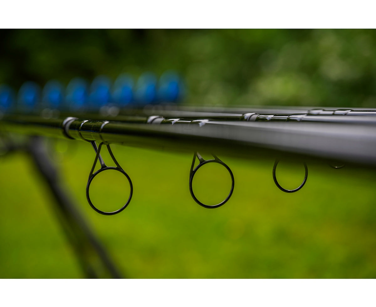 Preston Inspire Feeder – geleideogen aan de hengelblanks tegen een groene buitenachtergrond