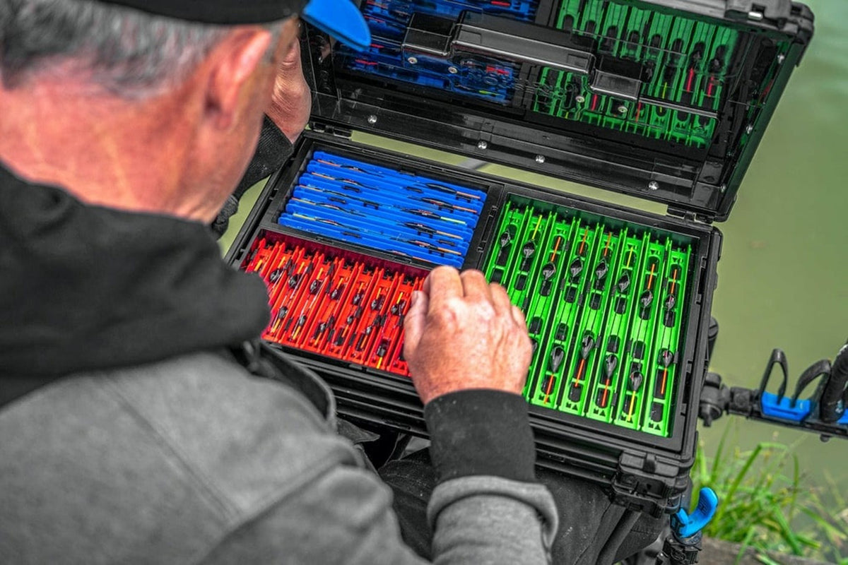 Visser selecteert een vastehengeltuig uit Preston InterLok winder tray