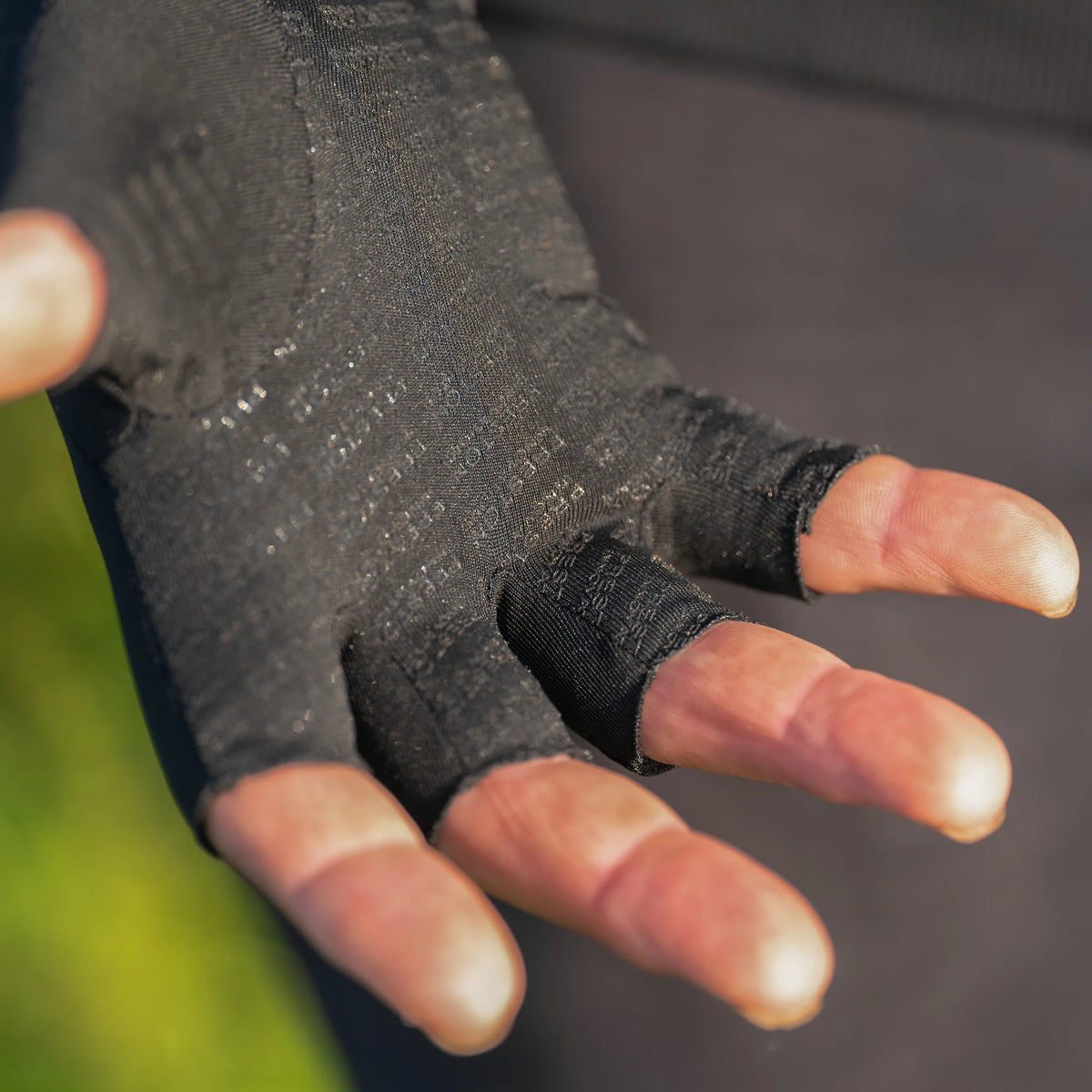 Preston Lightweight Gloves – detail van de open vingers en handpalmgrip