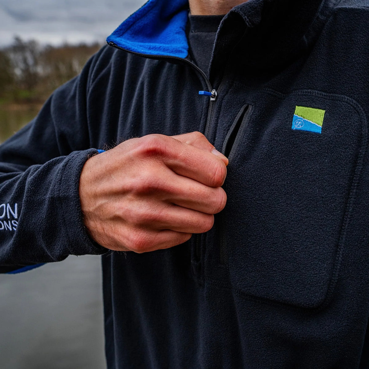 Preston Micro Fleece – detail van de borstzakrits, Preston-borstbadge en fleece-textuur