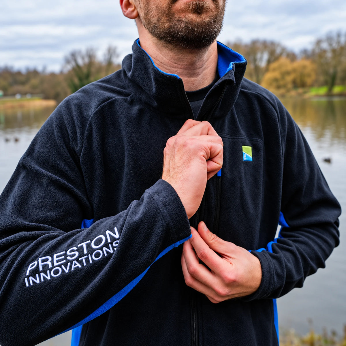Preston Micro Fleece, detail van de bediening van de hoofdrits en de Preston Innovations-mouwopdruk