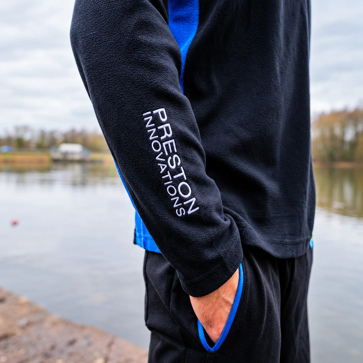 Preston Micro Fleece, detail van de witte Preston Innovations-borduring op de mouw