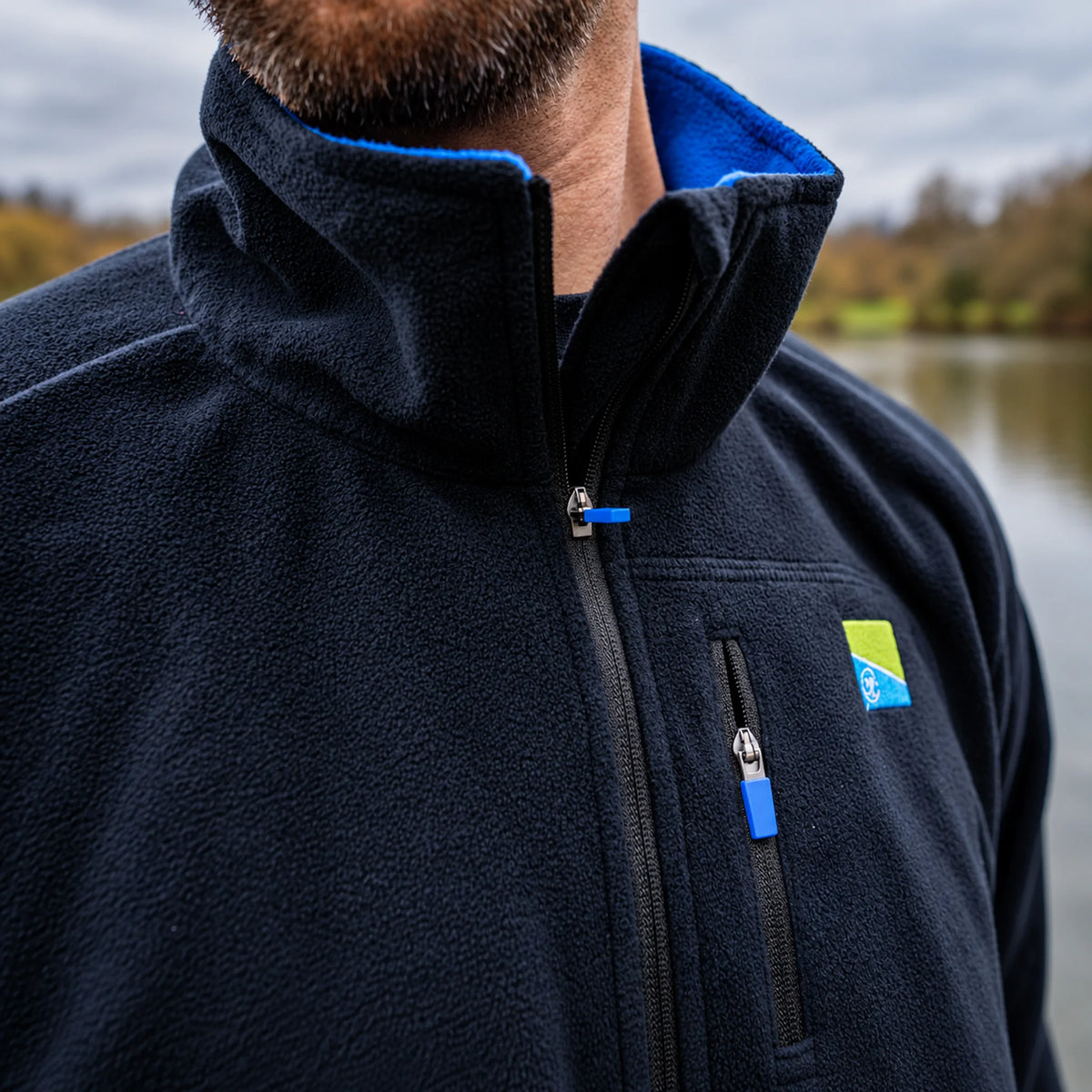 Preston Micro Fleece, detail van de open kraag met blauwe voering en de hoofdrits en borstzakrits