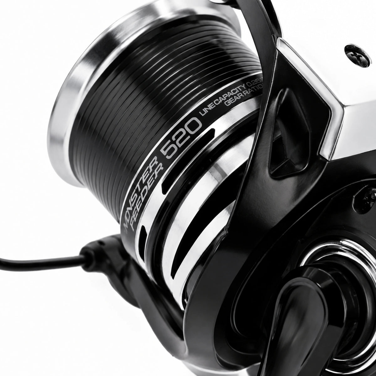 Preston Monster Feeder 520 reservespoel – gemonteerde spoel in detail op witte achtergrond