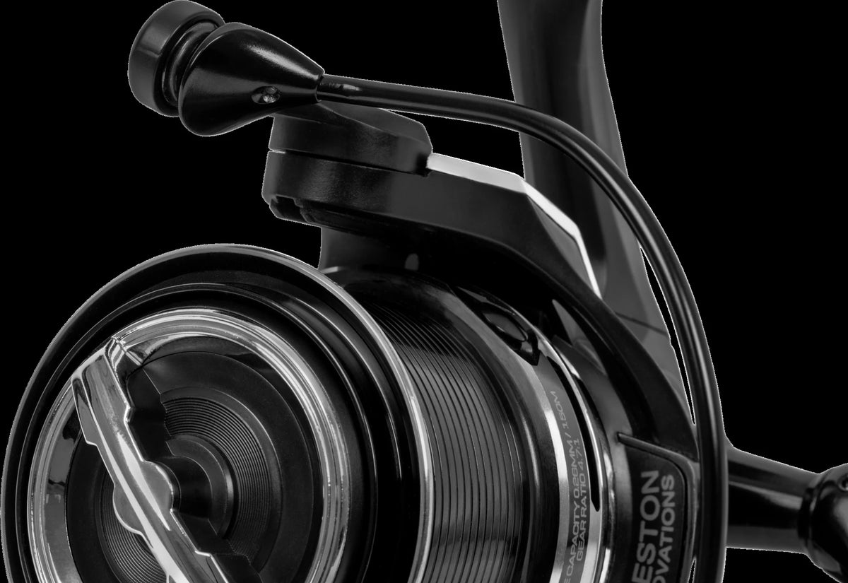 Preston Monster Feeder Reel 520 - detail van spoel, beugel en lijnclip