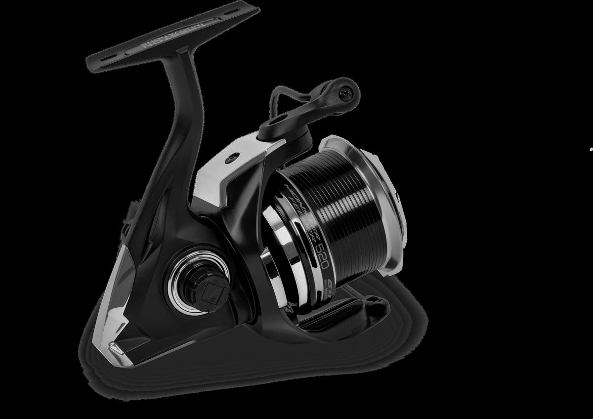 Preston Monster Feeder Reel 520 - zijaanzicht op donkere achtergrond