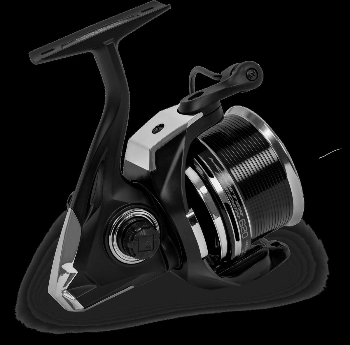 Preston Monster Feeder Reel 620 - zijaanzicht op donkere achtergrond