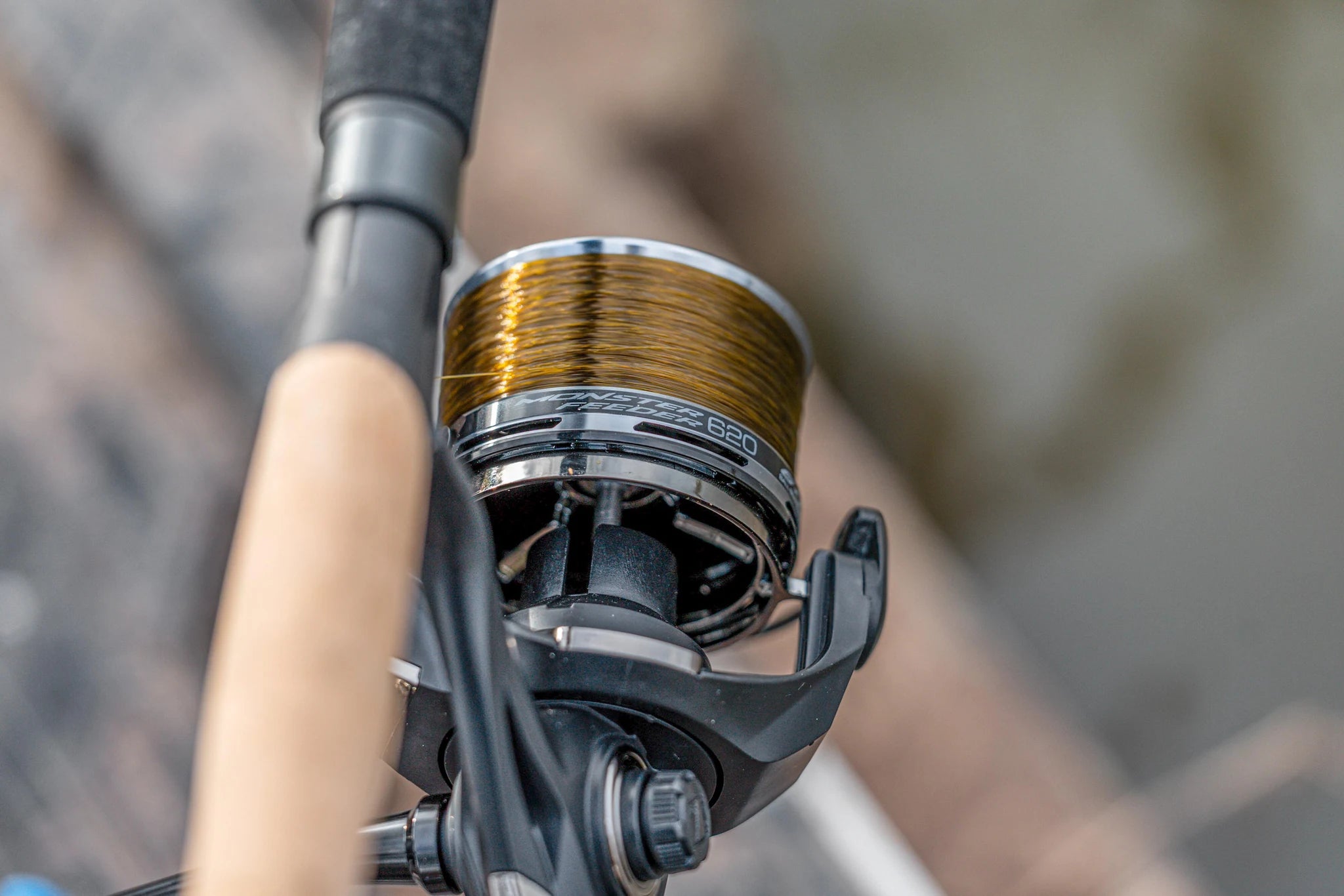 Preston Monster Feeder Reel gemonteerd op een feederhengel