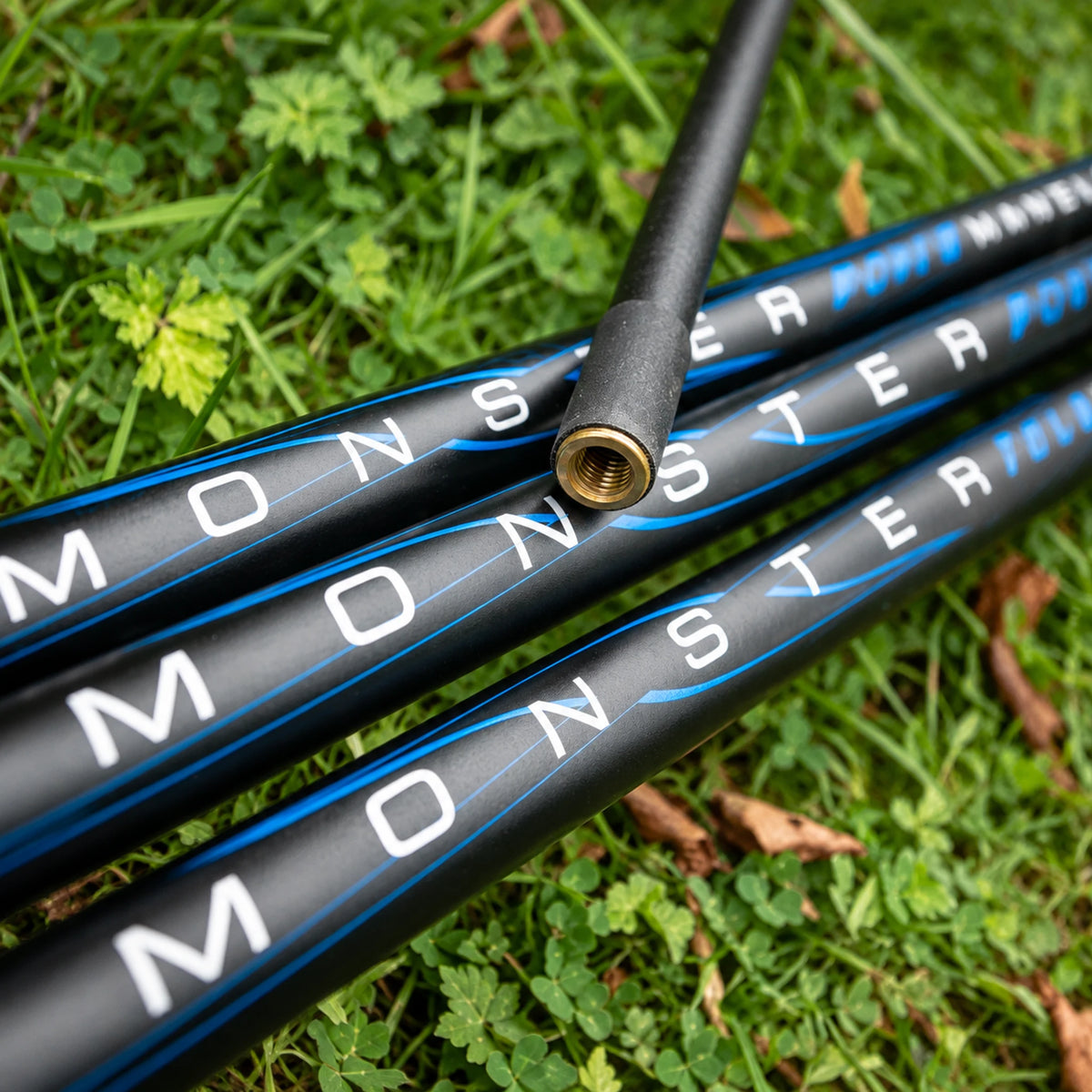 Preston Monster X schepnetstelen – detail van de messing schroefdraad op gras