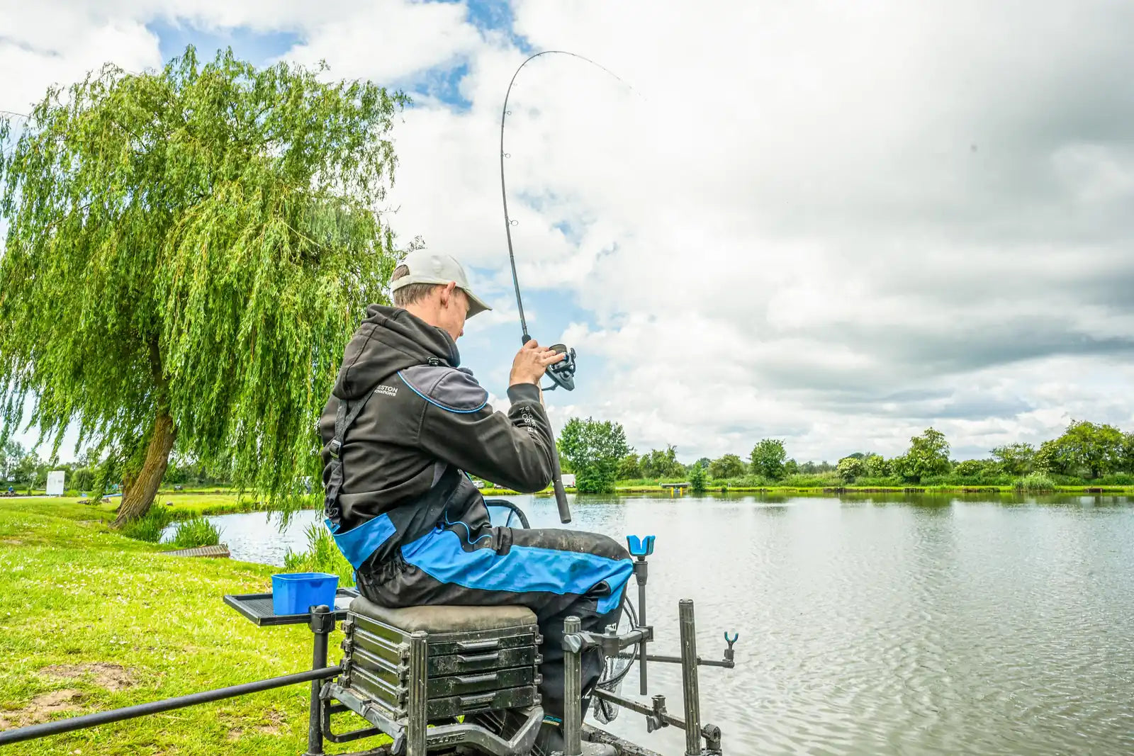 Preston Monster XS Carp Feeder Rods – feederhengel in gebruik tijdens de dril