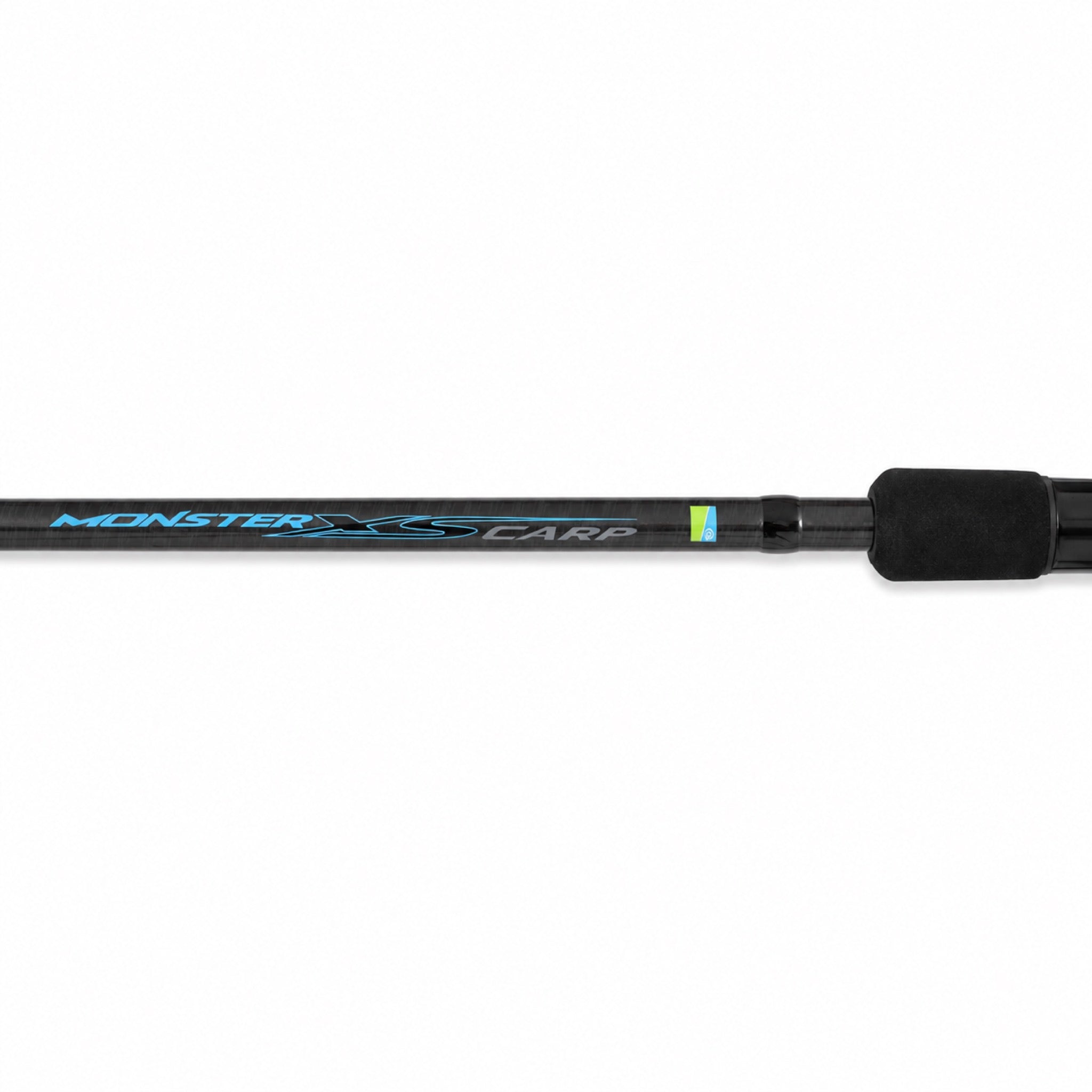 Preston Monster XS Carp feederhengel – close-up van modelopdruk en handgreep op witte achtergrond