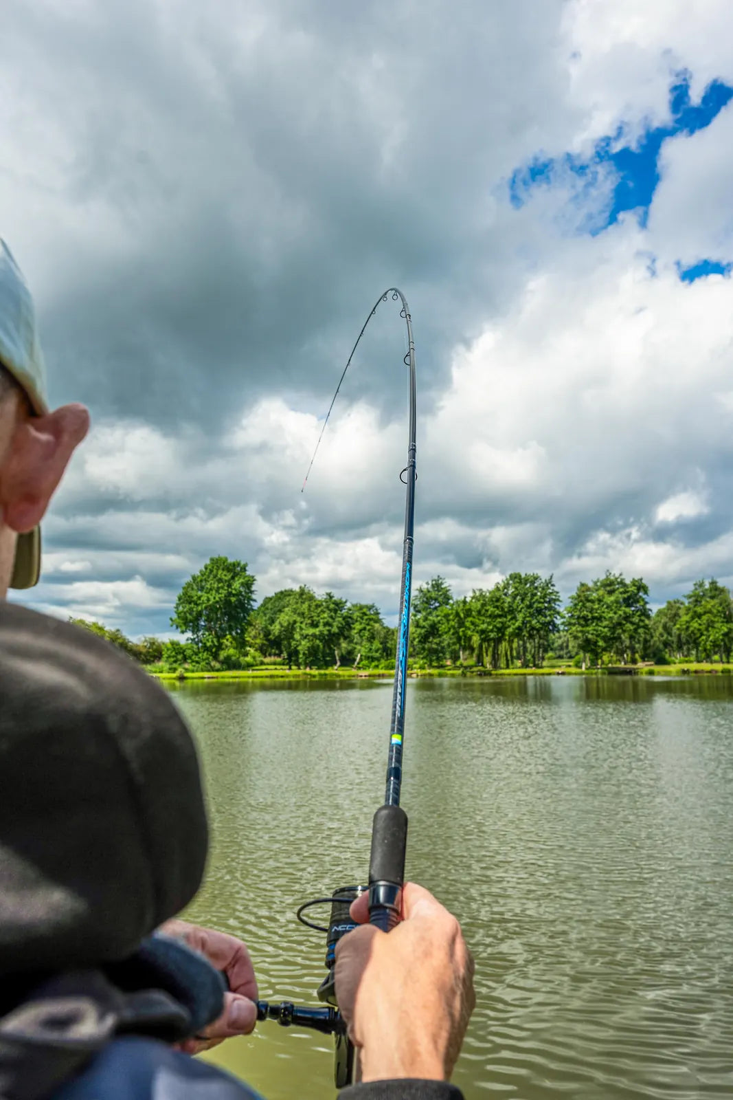 Preston Monster XS Carp Feeder Rods – gebogen feederhengel tijdens de dril