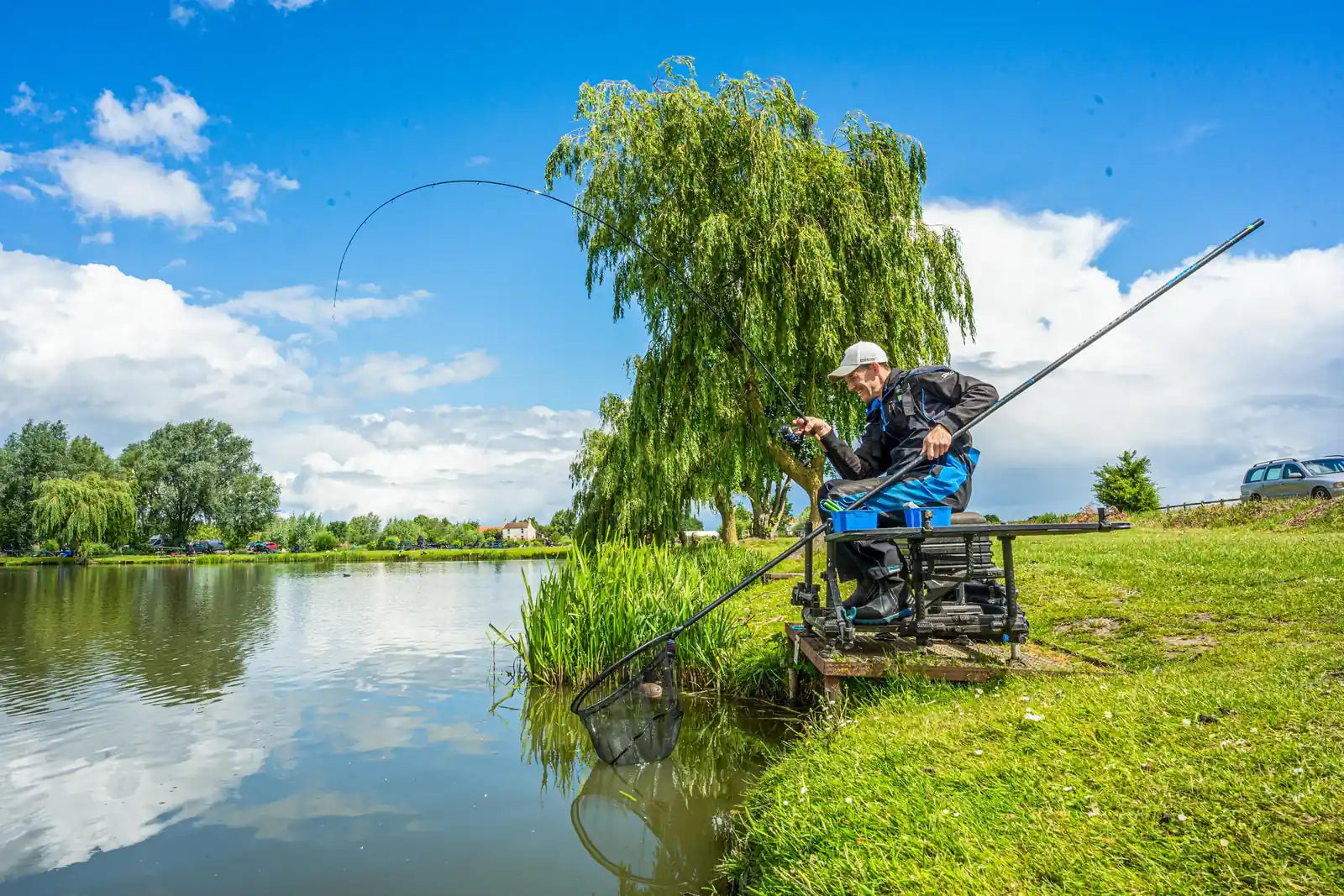Preston Monster XS Carp Feeder Rods – visser die een vis schept met de feederhengel