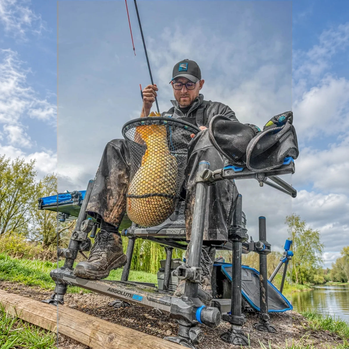 Preston Monster XS Lift Net met visser op een visplatform
