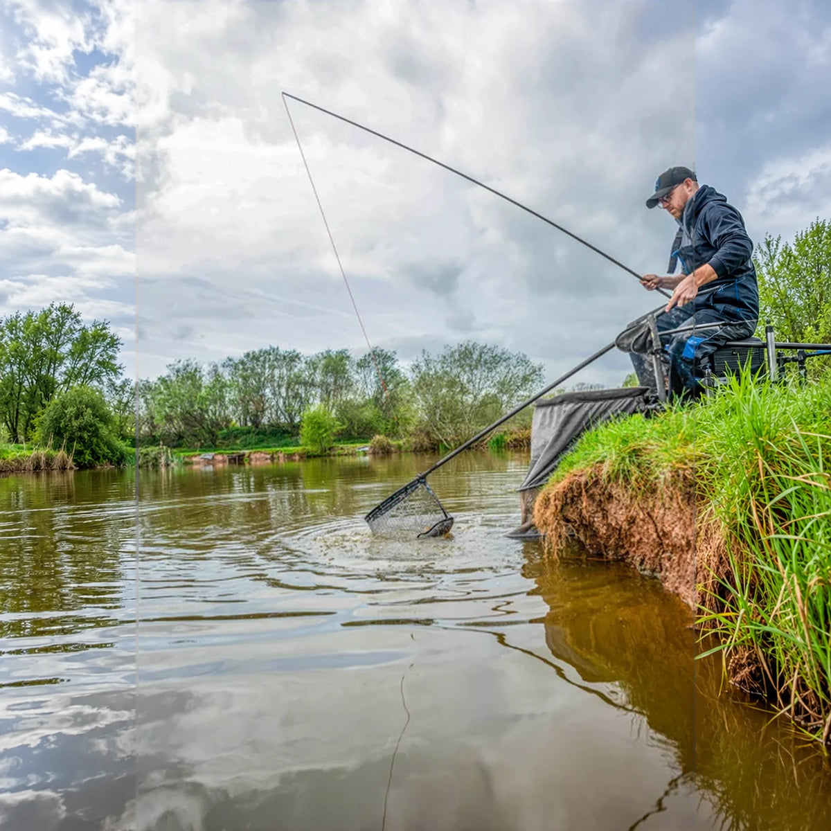 Preston Monster XS Lift Net in gebruik vanaf de oever