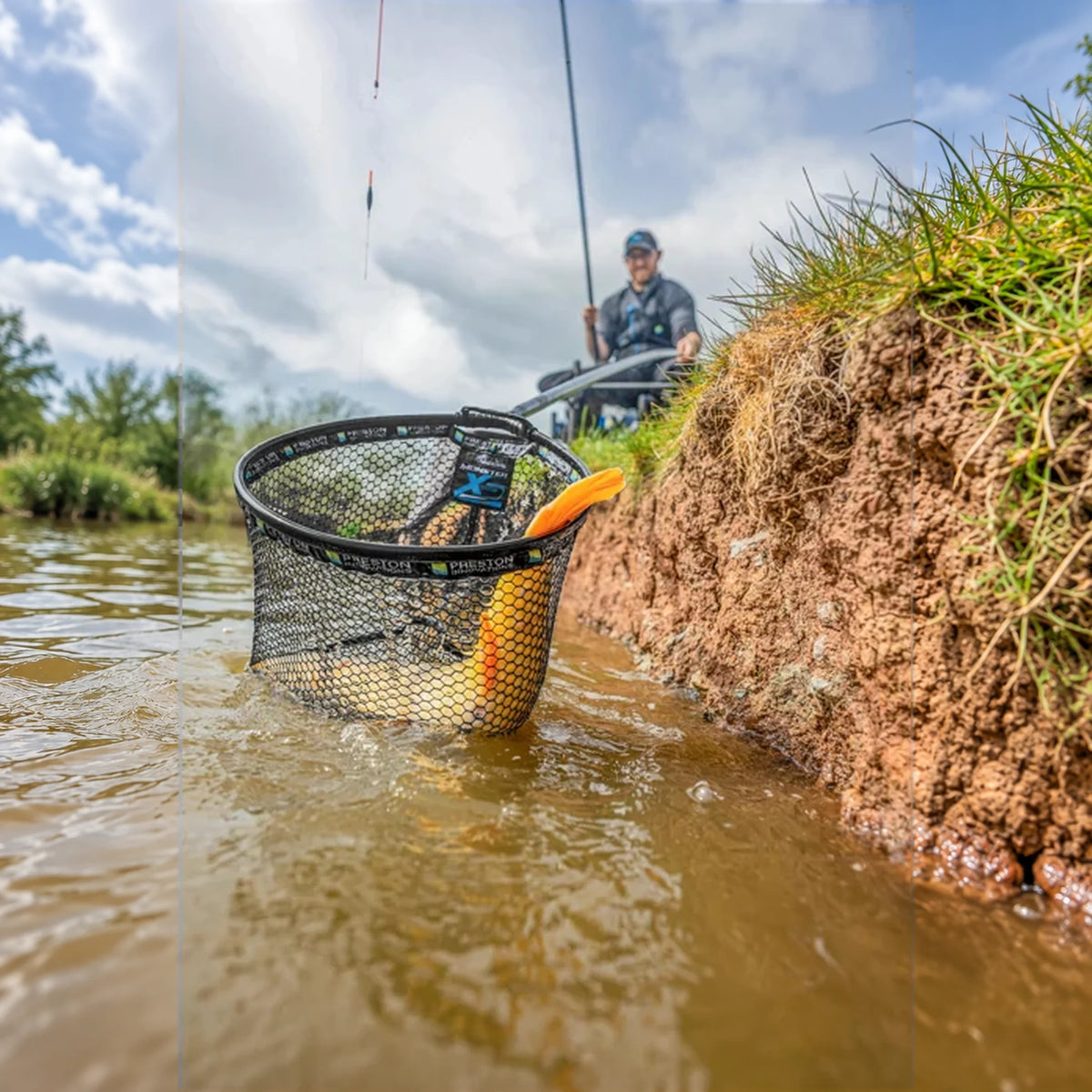 Preston Monster XS Lift Net met gelande vis naast de oever